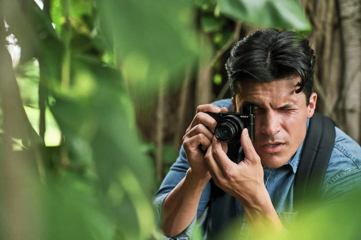 Sony RX100 VII kompaktowa kamera premium z wideo 4K, 24-200 mm F2.8-4.5, obiektyw Zeiss zoom, czujnik 1", autofokus do śledzenia wzroku dla ludzi i zwierząt, nagrywanie filmów 4K i pochylany