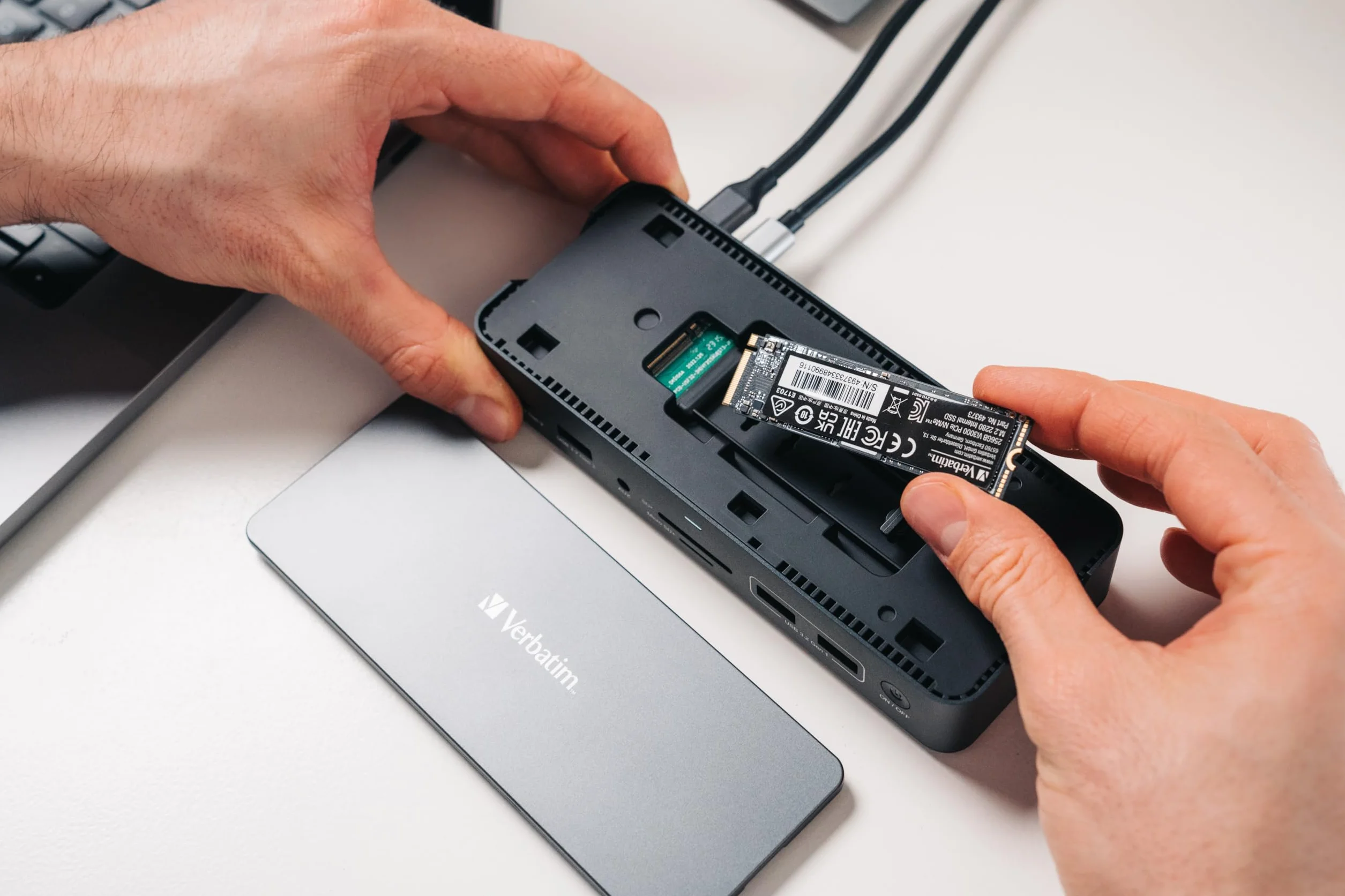 Verbatim Stacja dokująca USB-C Pro, koncentrator 15 w 1 z gniazdem SSD, adapter multiport do HDMI 4K i 8K, USB-A i USB-C, PD 80 W, AUX, czytnik kart, do laptopów Mac/Windows i innych
